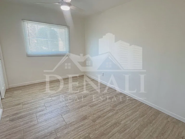 2401 E Meadowbrook Ave — Photo 21