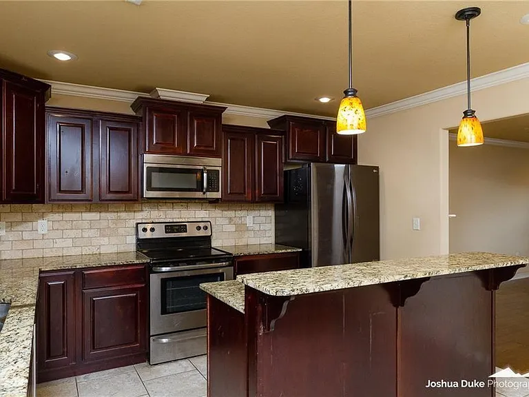 2657 N Valencia Ave — Photo 7