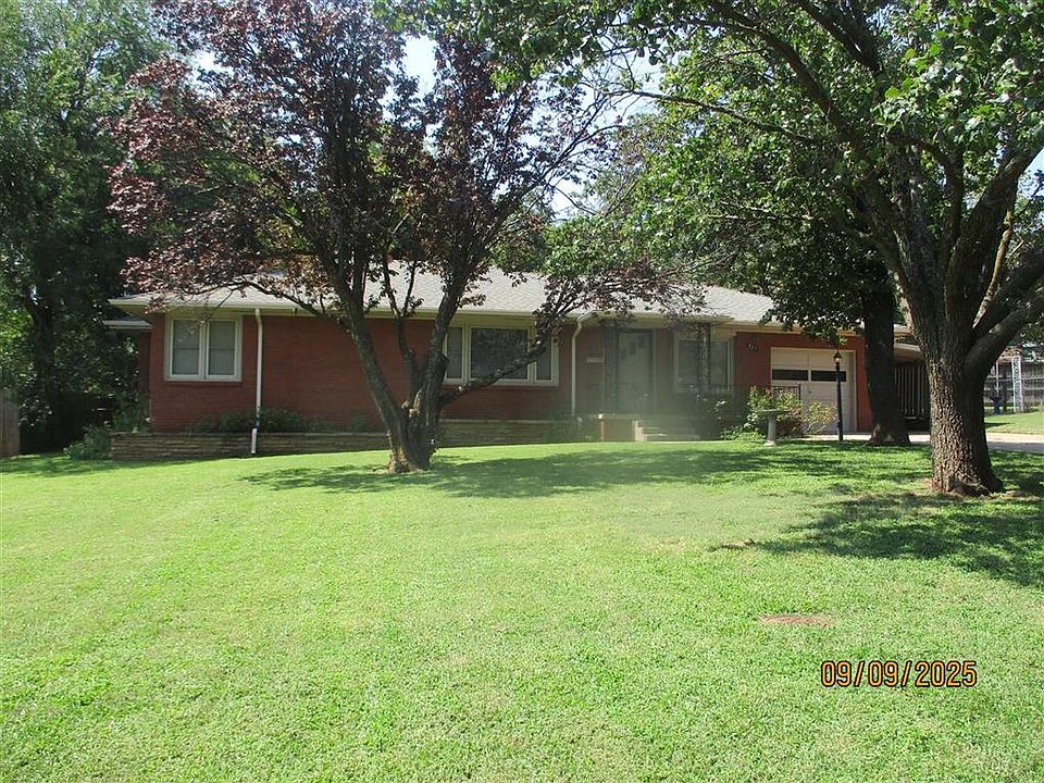 1st image of 825 East Dr