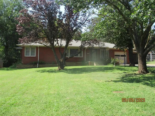 825 East Dr, Edmond, OK 73034