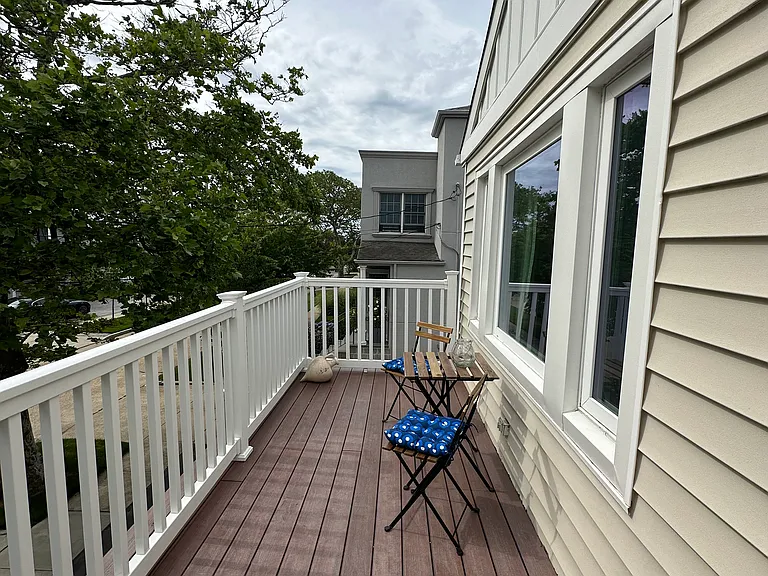 87 Cayuga Ave — Photo 2