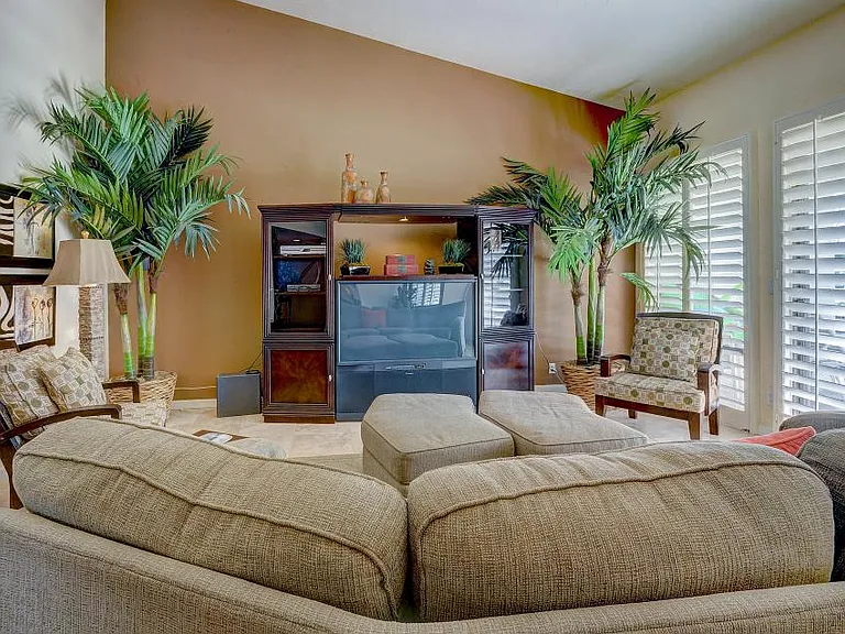 151 Avenida Las Palmas — Photo 4