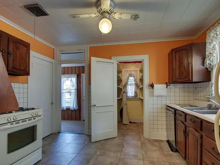 2431 Elm St — Photo 3