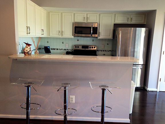 Kitchen with breakfast bar