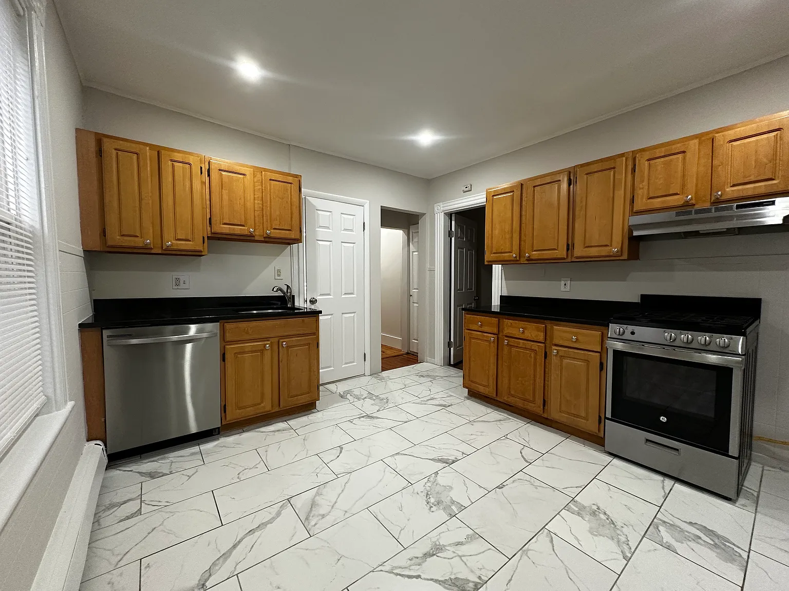3 bed, 999 sqft, $3,300 — Photo 3
