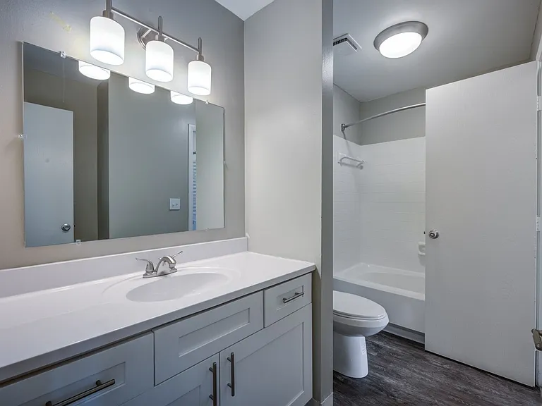 Lakeside Crossing at Eagle Creek Apartments and Townhomes — Photo 10