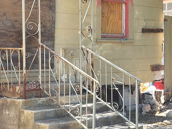 2nd image of 1507 W Hildebrand Ave
