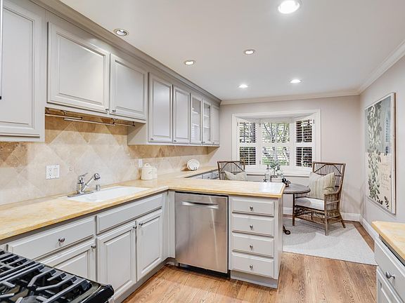 4th image of 722 University Dr