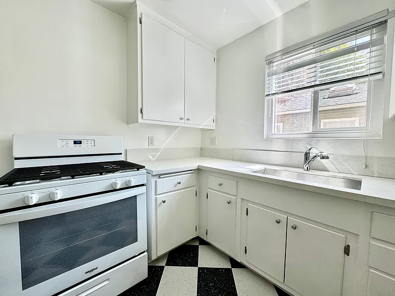 934 N Gardner St #6 — Photo 9