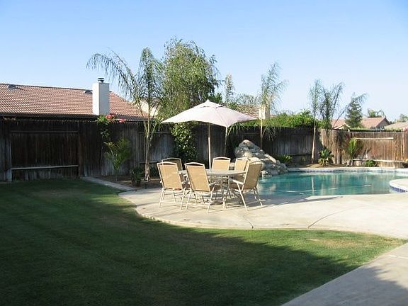 Waterfall Pool w yard!