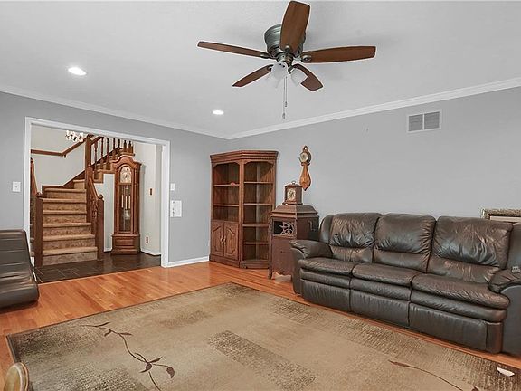 5th image of 111 E Albert Dr