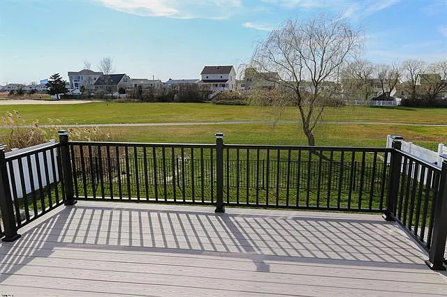 136 Lincoln Dr — Photo 14