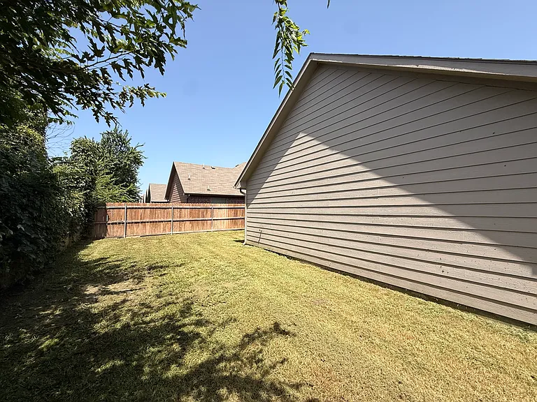 127 Frank St — Photo 16