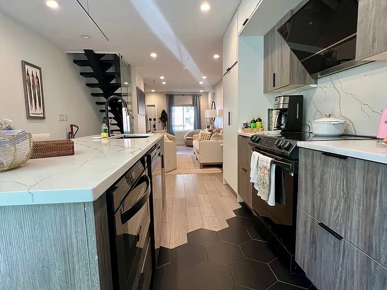 166 W Laurel St — Photo 10