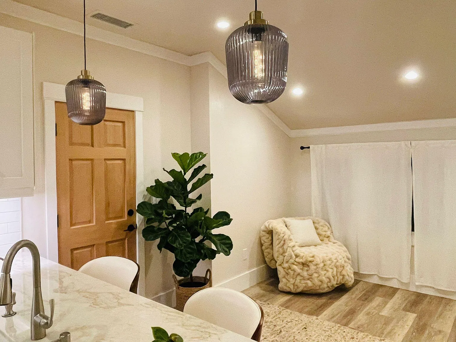 329 W Micheltorena St — Photo 4