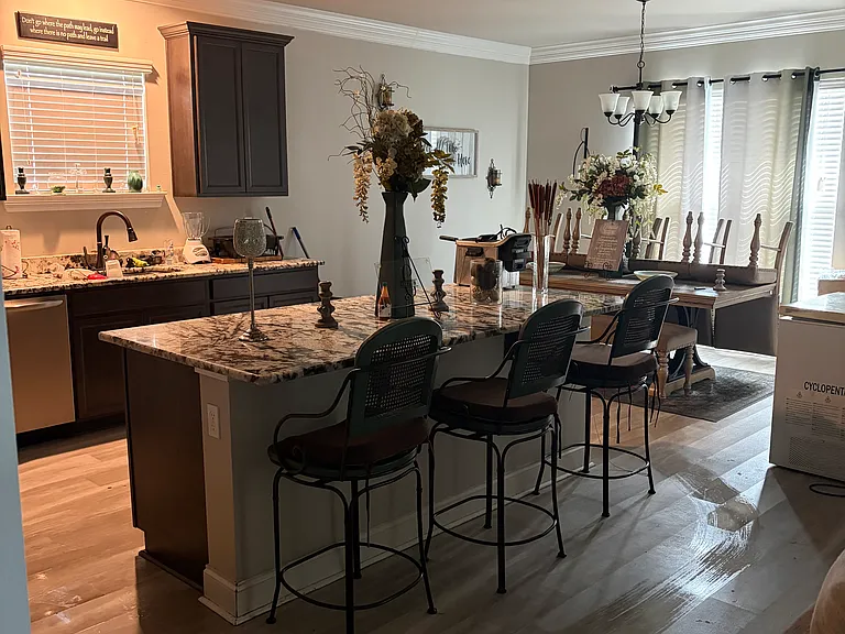 278 King George Dr — Photo 2