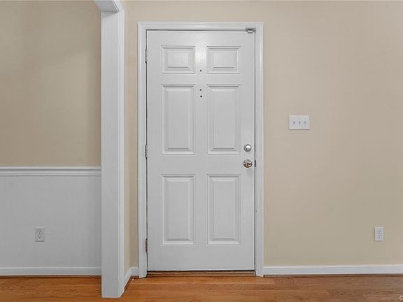 4th image of 9866 Willow Glen Ct