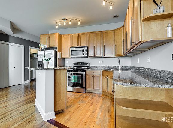 4th image of 1635 N Western Ave #3S