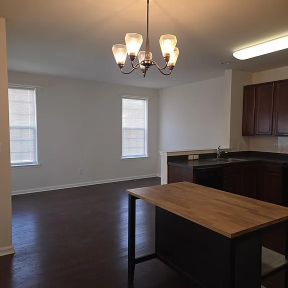 303 Ellis Ct — Photo 4