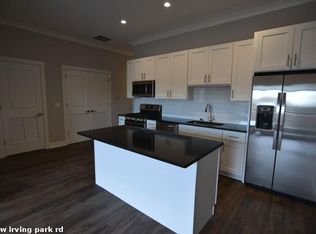 929 W Irving Park Rd #1021, Chicago, IL 60613