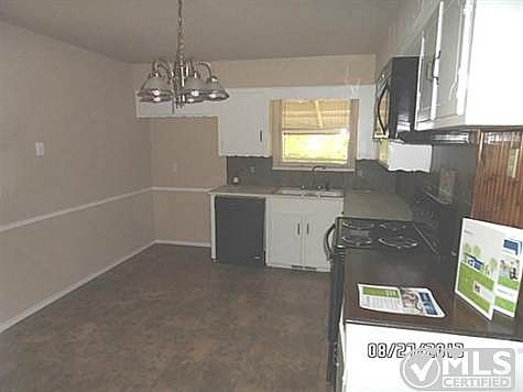 4th image of 4029 Sweetbriar Dr