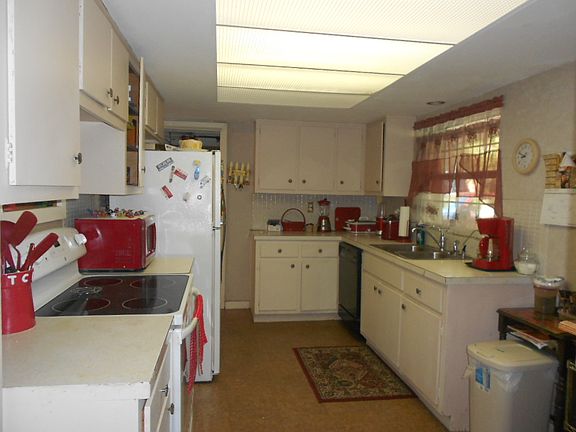 3rd image of 592 W Lakeshore Dr