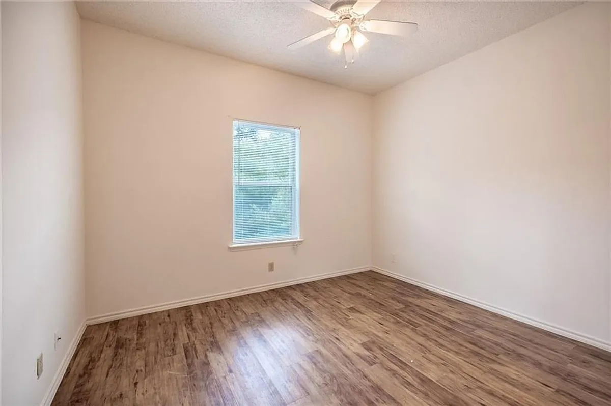 Building Photo - 2414 Longview St #302