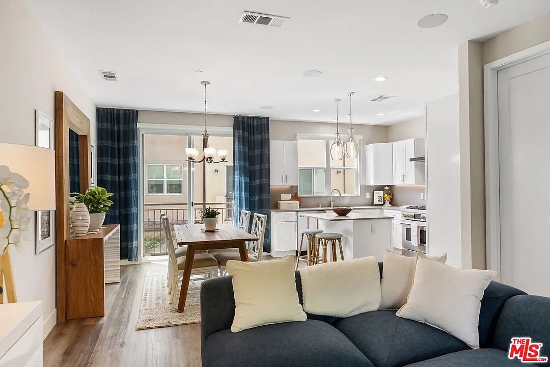 2 bed, 2.5 bath, 1483 sqft, $7,800 — Photo 3