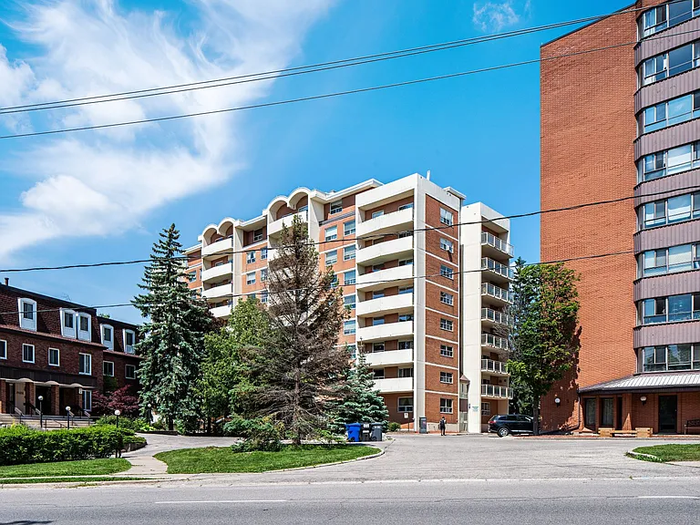 45 Caroline St N — Photo 3