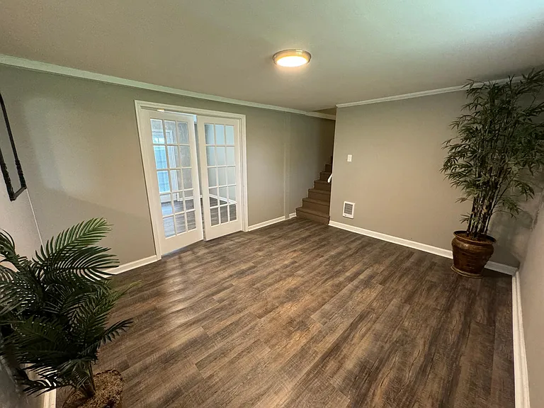 Large 3rd BR with attached separate office and entrance.