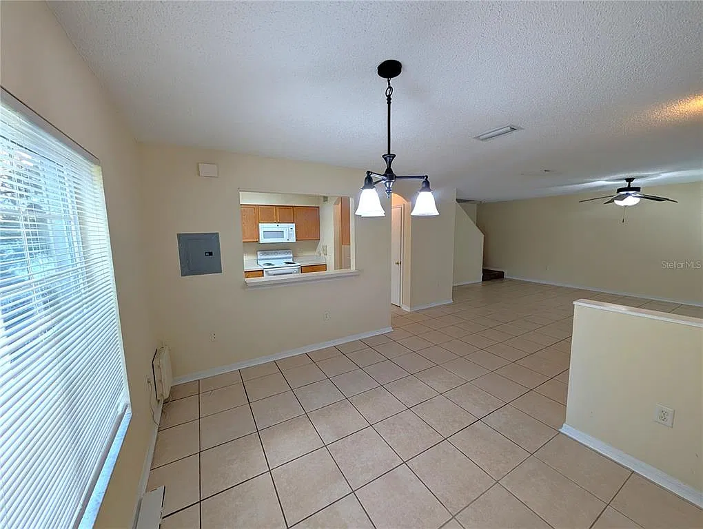 3 bed, 2.5 bath, 1364 sqft, $1,700 — Photo 4