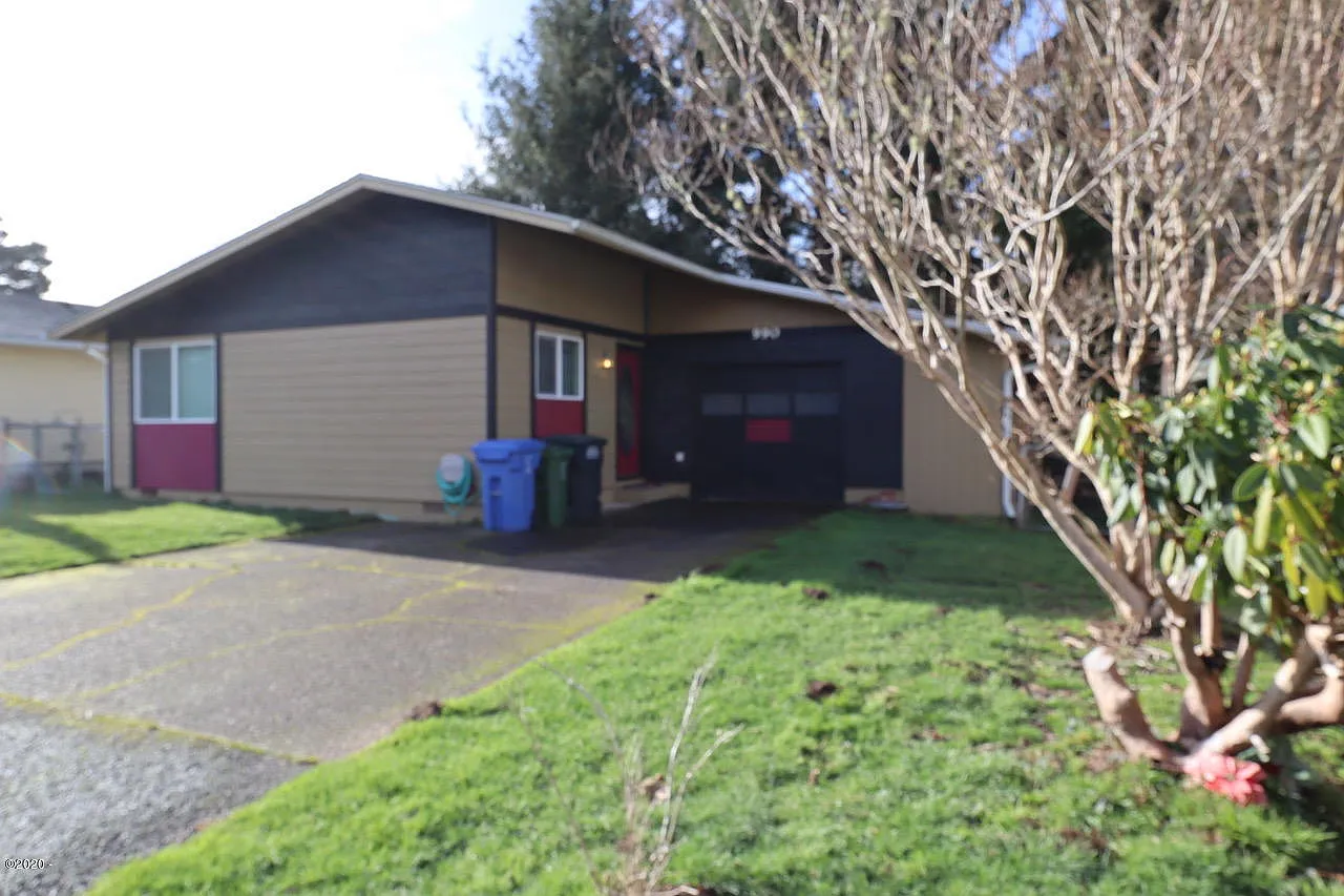990 SE Rolph Ct photo 1