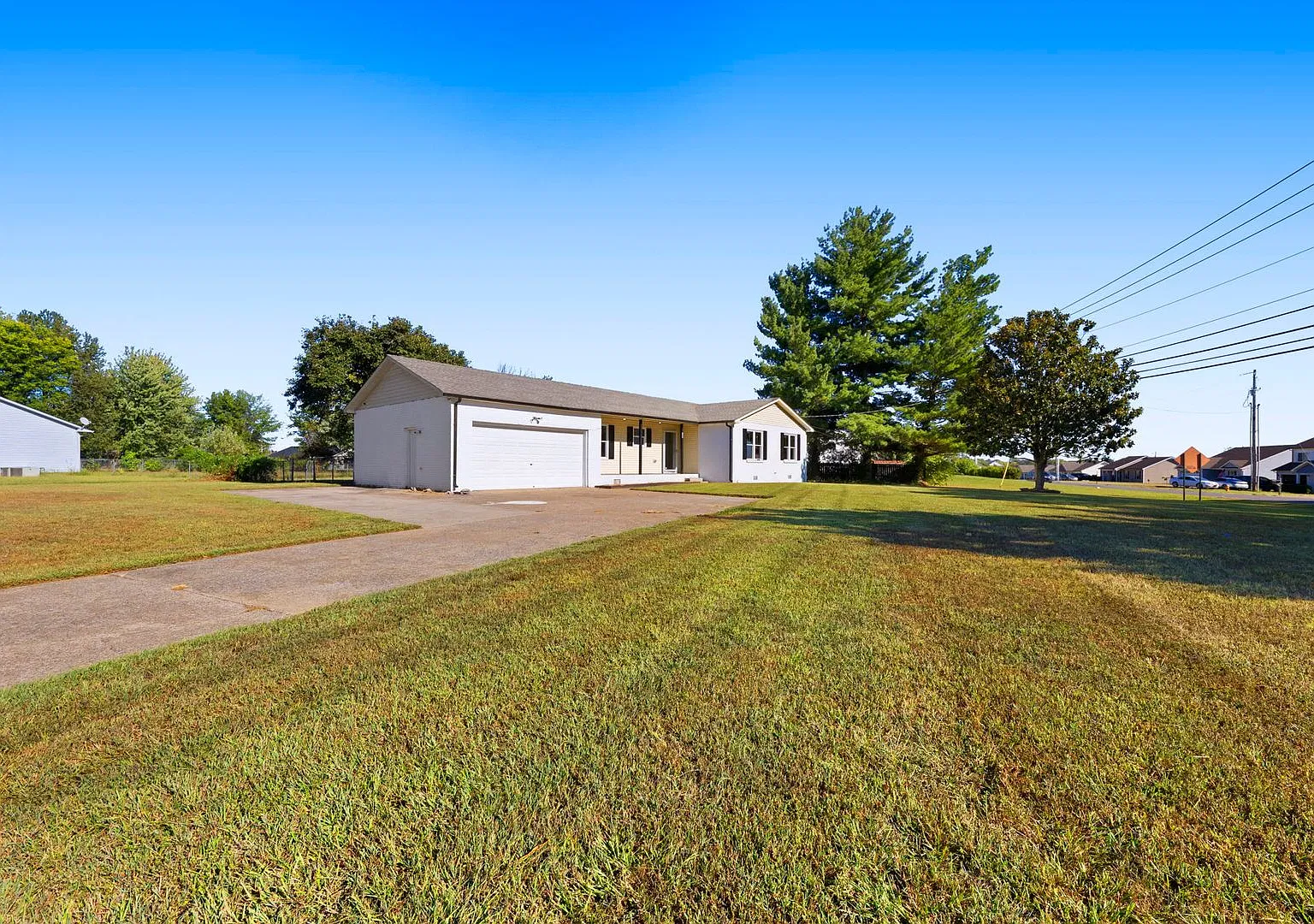 Charming 3-Bedroom Home with Updated Kitchen & Spacious Yard! — Photo 4