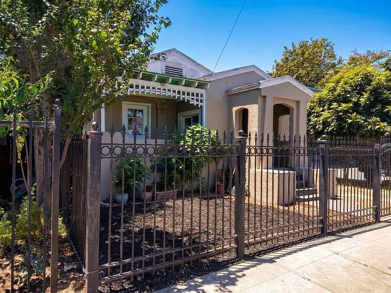 6105 Bromley Ave — Photo 3
