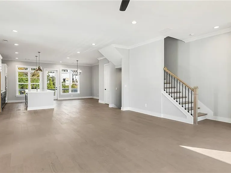 2035 Parkside Ln — Photo 7