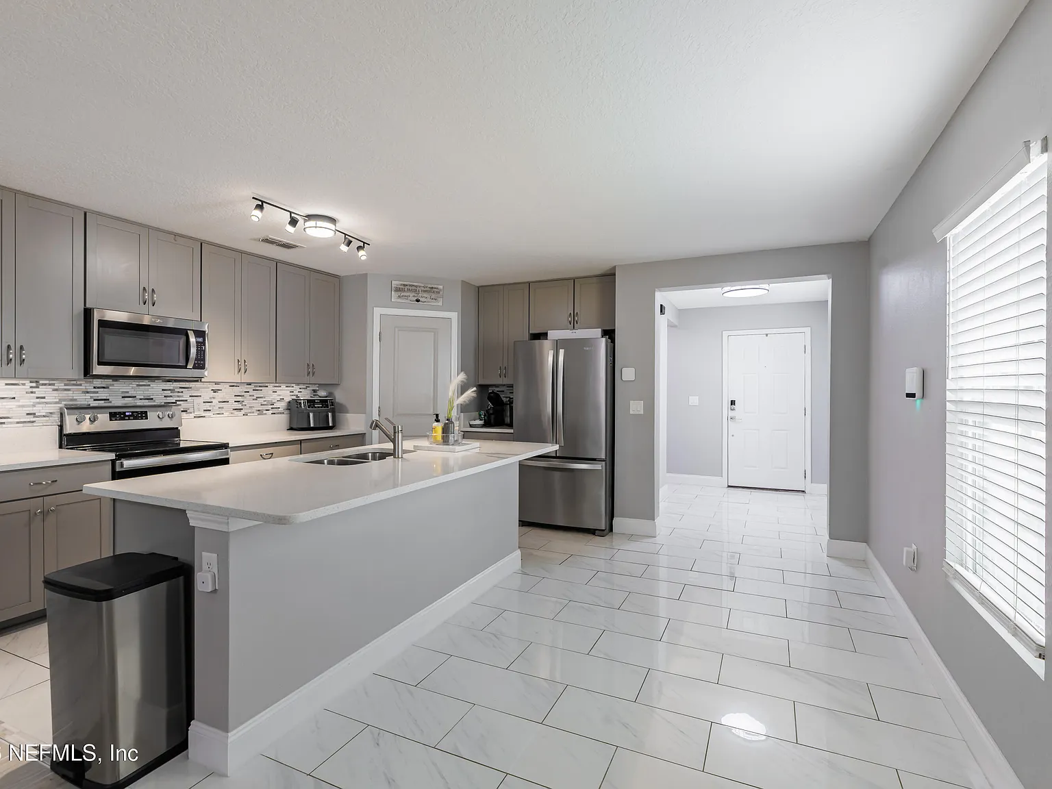 3 bed, 2.0 bath, 1849 sqft, $2,050 — Photo 2
