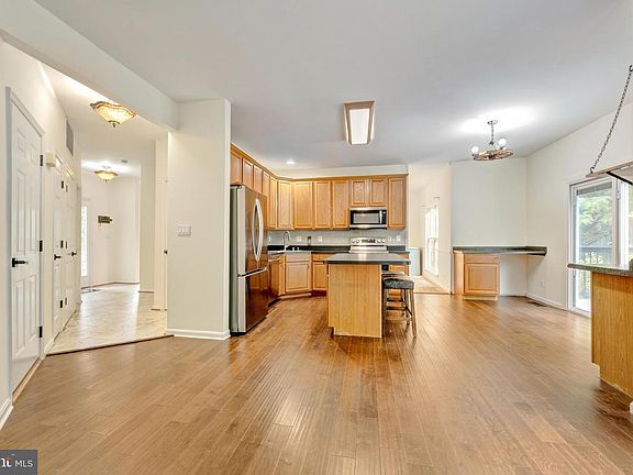 4th image of 94 Chadwick Dr