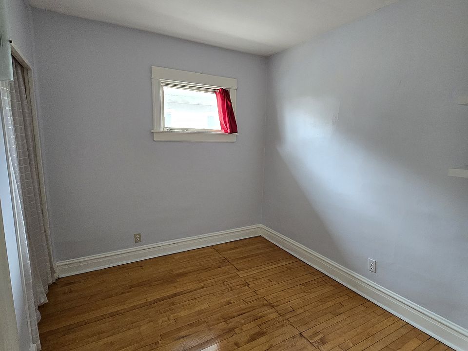 Middle Bedroom
