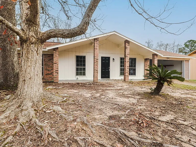 327 Dianne Dr — Photo 1