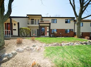 4225 S Ridgewood Ln #422, Greenfield, WI 53221