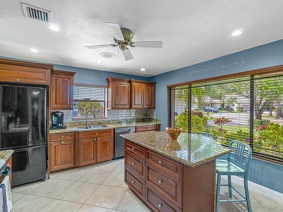 3rd image of 1460 Lakeview Circle