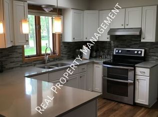 N26W22577 Oakwood Ln, Waukesha, WI 53186