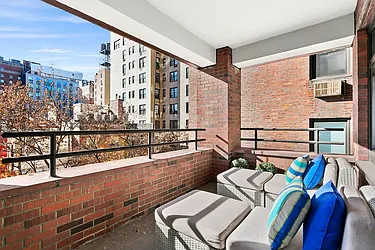 Rented by New York Casas Ltd.