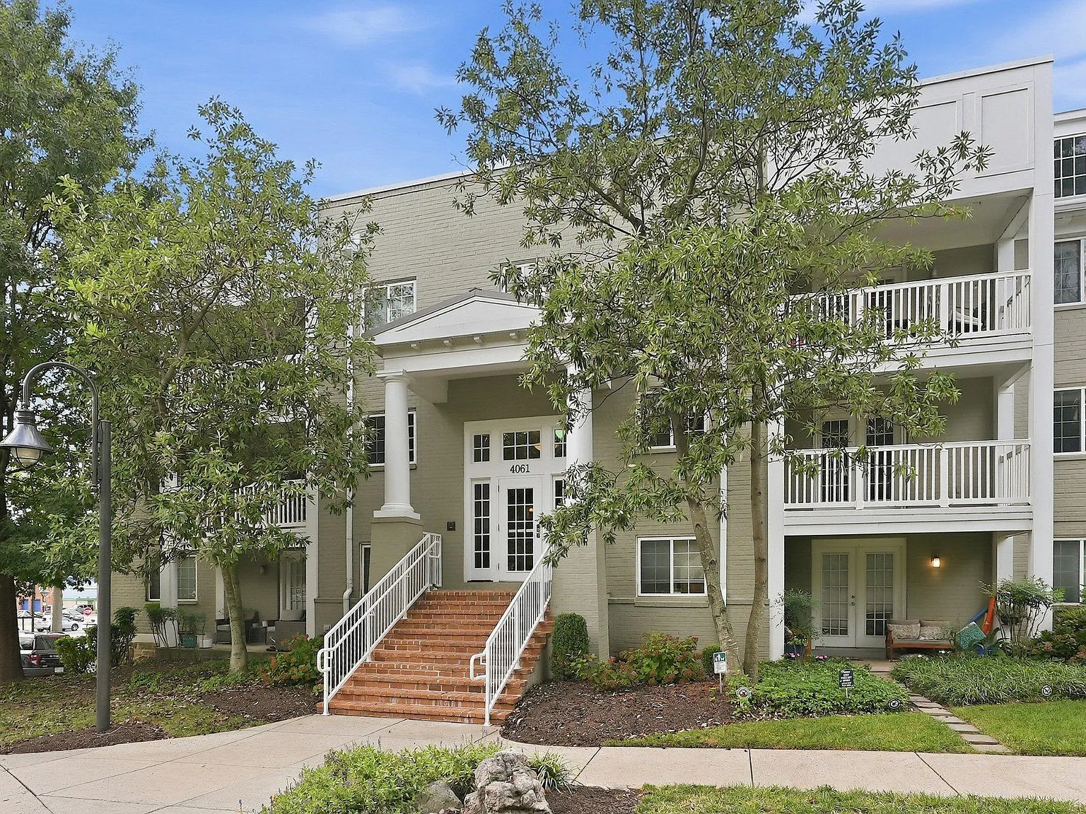 1 bed, 851 sqft, $2,400 — Photo 3