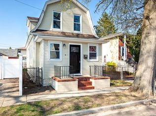 890 Maloon Ave, Franklin Square, NY 11010