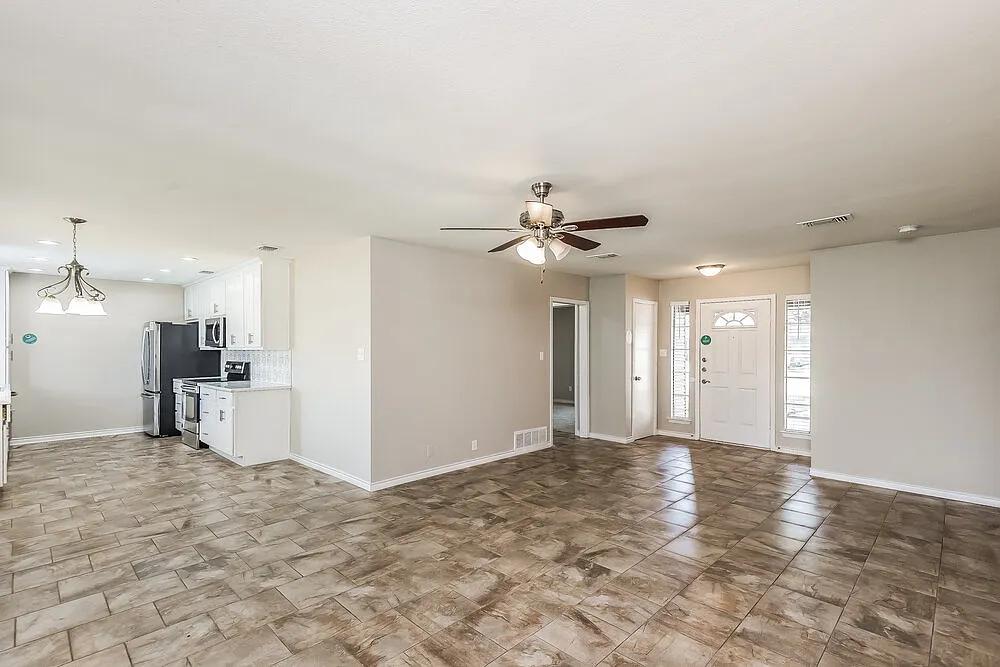3 bed, 2.0 bath, 1593 sqft, $2,075 — Photo 3