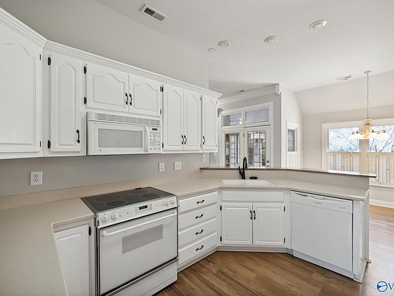 5th image of 2702 Bronte Cir SE