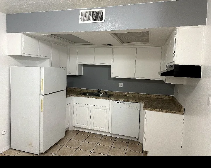 11109 Ventura Pl NE #4 — Photo 2