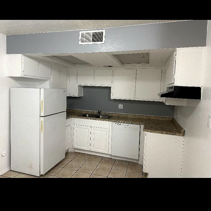 11109 Ventura Pl NE #4