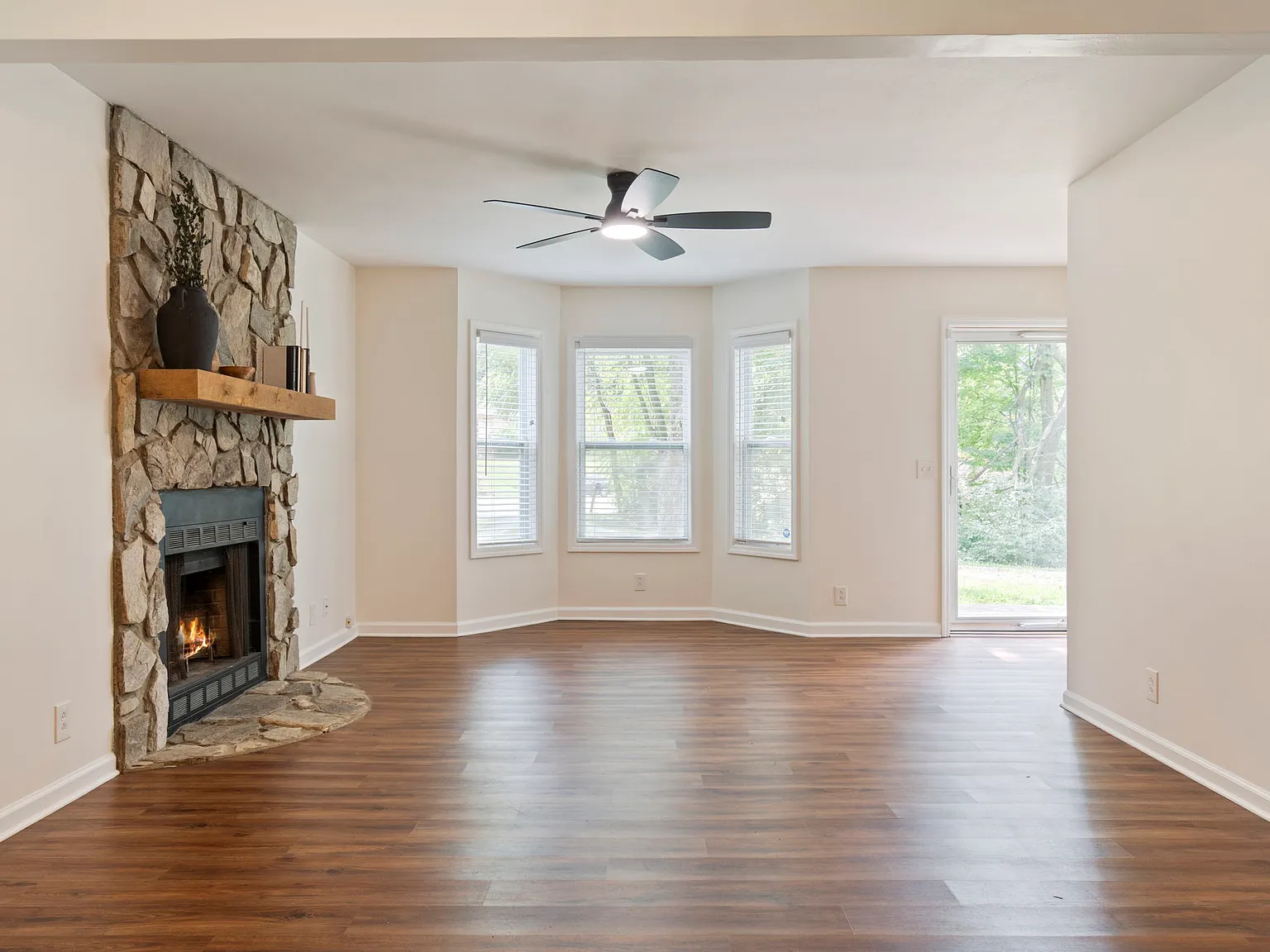 2 bed, 1.5 bath, 1200 sqft, $1,900 — Photo 3